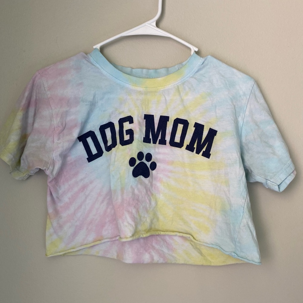Super cute tie dye “dog mom” crop tee